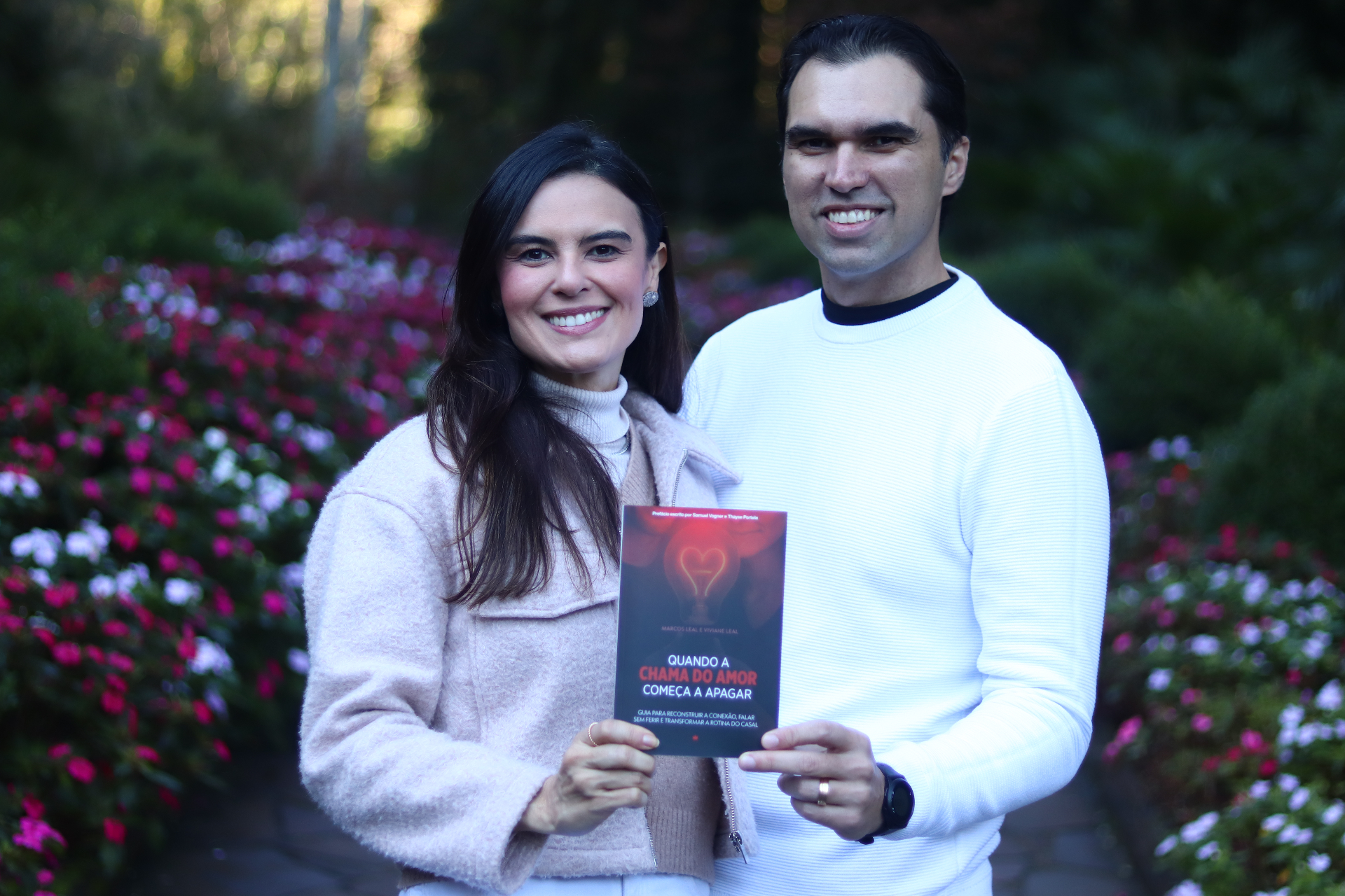 Marcos e Viviane Leal com o livro Quando a Chama do Amor Começa a Apagar